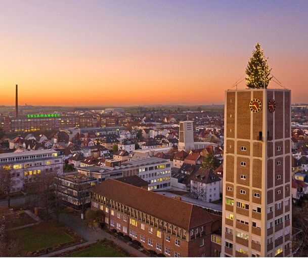 Rotgoldene Abendstimmung über Kornwestheim mit den beiden „Wahrzeichen“ Rathausturm und Schornstein des Salamander-Areals.
