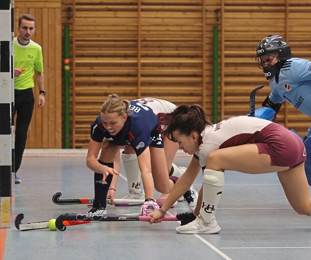Laurentien Vogelmann (vorne) im von ihr gestalteten Trikot des HCL beim 4:4-Coup gegen Meister Mannheimer HC.