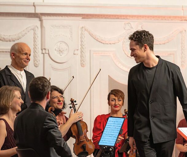 Thomas Zehetmair (links) als Dirigent des Abends mit Nikola Meeuwsen (rechts) am Klavier.