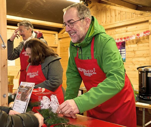 Auch in Ludwigsburg bekannte Personen, wie der ehemalige Blüba-Chef Volker Kugel, stehen am Wochenende am Glühweinstand der LKZ.