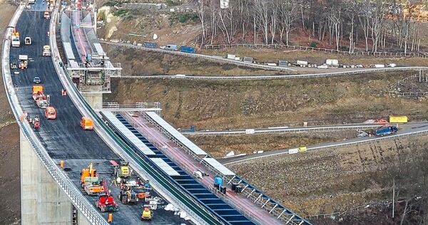 Die Rahmedetalbrücke bei Lüdenscheid ist eine der größten Autobahn-Baustellen dieser Tage.2021 wurde sie wegen Schäden gesperrt, 2023 wurde ein Teil gesprengt, um sanieren und neu bauen zu können. Die schwarz-rote Koalition will nun Plan- und Genehmi