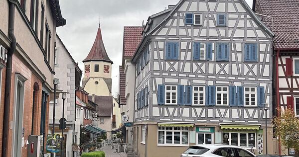 Die Visualisierung im Auftrag der Stadt Großbottwar zeigt die geplante Belebung der Kirchstraße durch Außengastronomie. Rechts ist der Marktplatz.