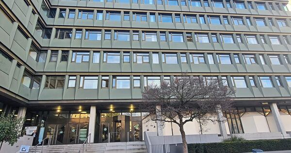 Vor dem Landgericht Stuttgart hat der Prozess gegen die beiden mutmaßlichen Einbrecher begonnen.