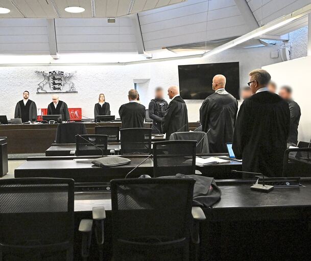 Raser-Prozess im Landgericht Stuttgart: Rechts hinten sind die zwei Angeklagten G. und I. zu sehen, davor ihre Verteidiger.