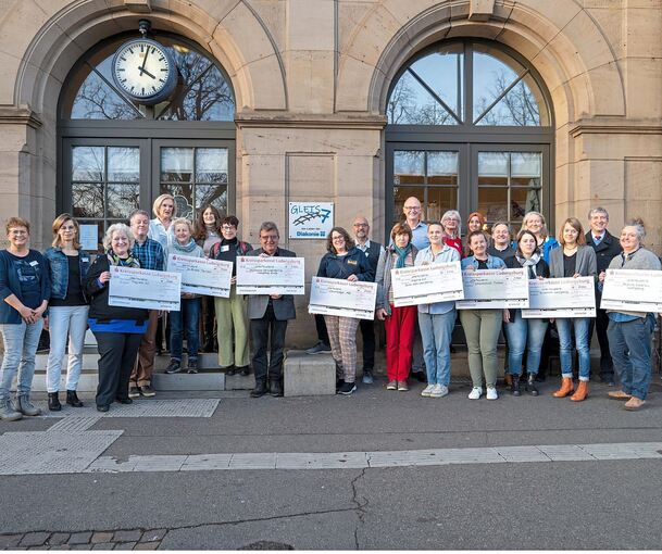 Vertreter der vom Secondhandladen „Gleis 7“ bedachten Einrichtungen nehmen ihre Spendenschecks entgegen: Insgesamt wurden 27.000 Euro verteilt.