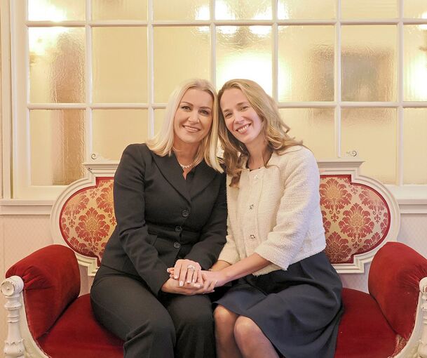 Zwei Schärpenträgerinnen: Olivia Julia Bischoff (rechts) ist amtierende Mrs. Baden-Württemberg, Nelly Sigmann war es 2019. 2021 erneut – da wurde sie sechste beim Finale um Mrs. Germany.