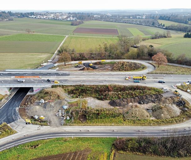 Direkt im Bereich der Brücke ist der Asphalt deutlich dunkler. Die folgenden Abschnitte werden im Sommer aber nochmals asphaltiert.