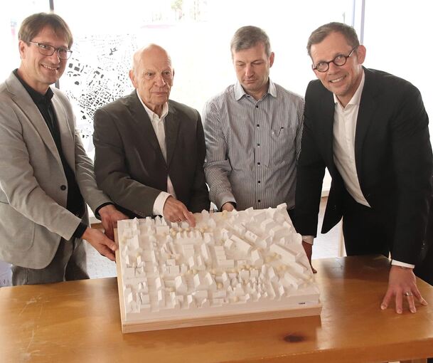 Sie freuen sich über einen „echten Wurf“ bei städtebaulichen Realisierungswettbewerb Friedrichstraße/Grabenstraße in Vaihingen. Von links: Albrecht Reuß (Büro Citiplan, Betreuung des Wettbewerbs), Dr. Eckart Rosenberger (Vorsitzender Preisgericht), K