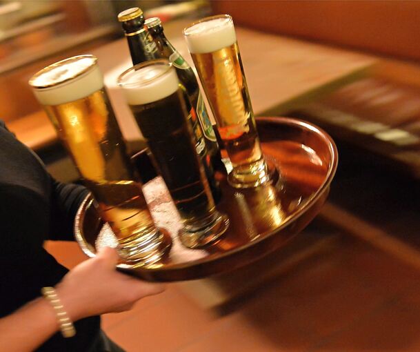 Richtig schön eingeschenkt: Für die angeschlagene Gastronomie ist die Mindestlohnerhöhung eine große Herausforderung.