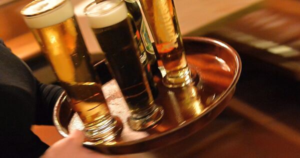 Richtig schön eingeschenkt: Für die angeschlagene Gastronomie ist die Mindestlohnerhöhung eine große Herausforderung.