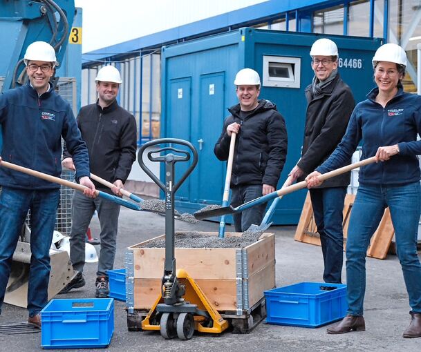 Freude beim symbolischen Spatenstich an Halle 2 (von links): Alexander Horn, Geschäftsführender Gesellschafter Frizlen, Sebastian Wolf, Architekturbüro Neuhäusser+Wolf, Marino Pierri, stellvertretender Betriebsleiter Frizlen, Torsten Bartzsch, Bürger
