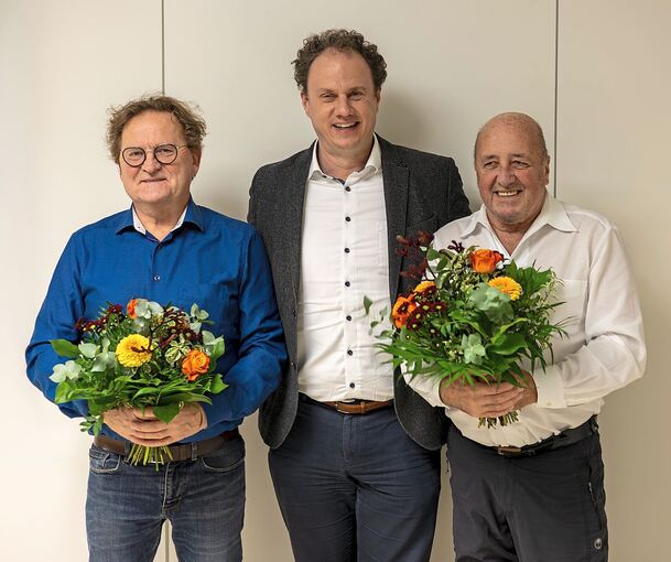 Oberbügermeister Matthias Knecht (Mitte) dankt den bisherigen Organisatoren des Marktplatzfestes, Rudolf Artinger (links) und Fr Oberbügermeister Matthias Knecht (Mitte) dankt den bisherigen Organisatoren des Marktplatzfestes, Rudolf Artinger (links) und Franz Weckesser.