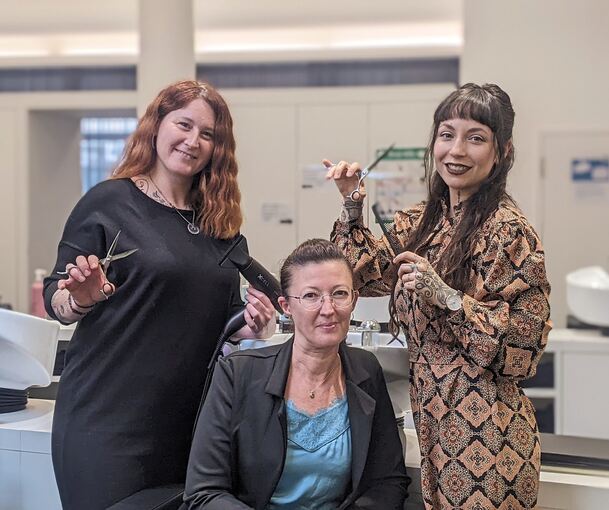 Friseurprofis aus dem Kreis Ludwigsburg: Corinna Köcher-Räuchle, Julia Hutmacher und Jana Pinnow (von links) bei der Benefizaktion am zweiten Advent in der Friseur-Akademie Baden-Württemberg in Stuttgart.