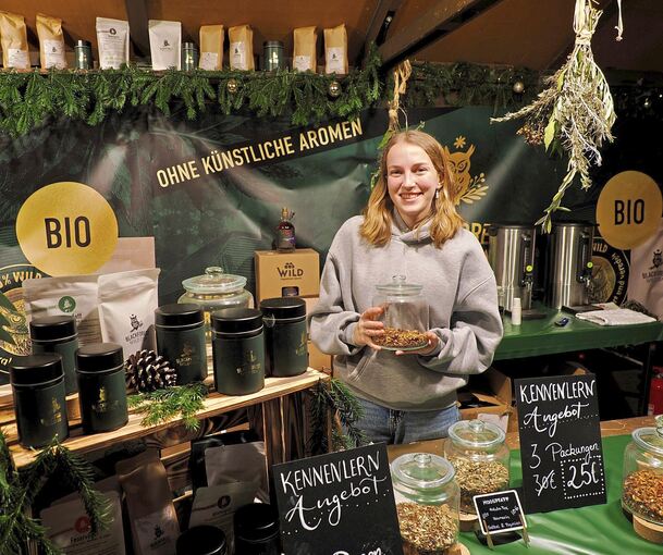 Mia Lier bietet die Tees aus dem Schwarzwald auf dem Weihnachtsmarkt an.
