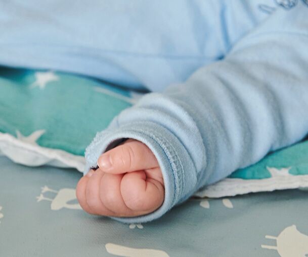 Hebammen tragen eine hohe Verantwortung für Mütter und deren Nachwuchs. Die aktuellen Rahmenbedingungen passen nicht dazu, so die Kritik.