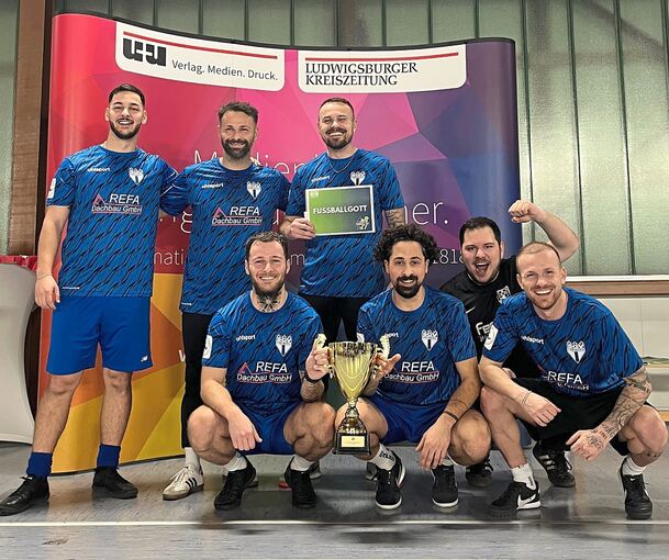 Die Siegermannschaft des SGV Freiberg mit Cheftrainer Kushtrim Lushtaku (oben rechts). Foto: U+U Die Siegermannschaft des SGV Freiberg mit Cheftrainer Kushtrim Lushtaku (oben rechts).
