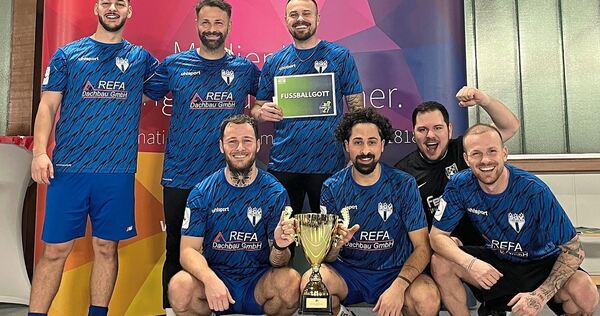 Die Siegermannschaft des SGV Freiberg mit Cheftrainer Kushtrim Lushtaku (oben rechts).