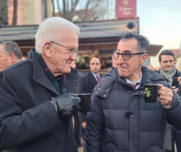 Auf einen Punsch: Winfried Kretschmann (links) und Cem Özdemir vor der Wildererhütte.