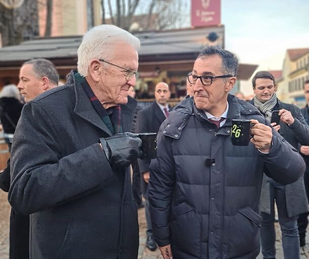 Winfried Kretschmann (links) mit dem Grünen-Spitzenkandidaten Cem Özdemir im Dezember auf dem Ludwigsburger Weihnachtsmarkt: Am Donnerstag tritt der Ministerpräsident nun auf der Schillerhöhe in Marbach auf.