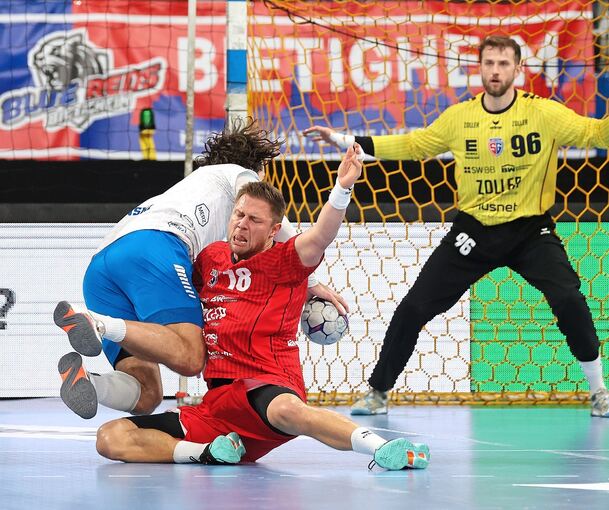 Defensives Bollwerk: Fabian Wiederstein (Mitte) und Jan Hrdlicka (rechts) machen Dessau-Roßlaus Rückraumspieler Jakub Powarzynski das Leben schwer.
