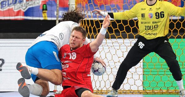 Defensives Bollwerk: Fabian Wiederstein (Mitte) und Jan Hrdlicka (rechts) machen Dessau-Roßlaus Rückraumspieler Jakub Powarzynski das Leben schwer.