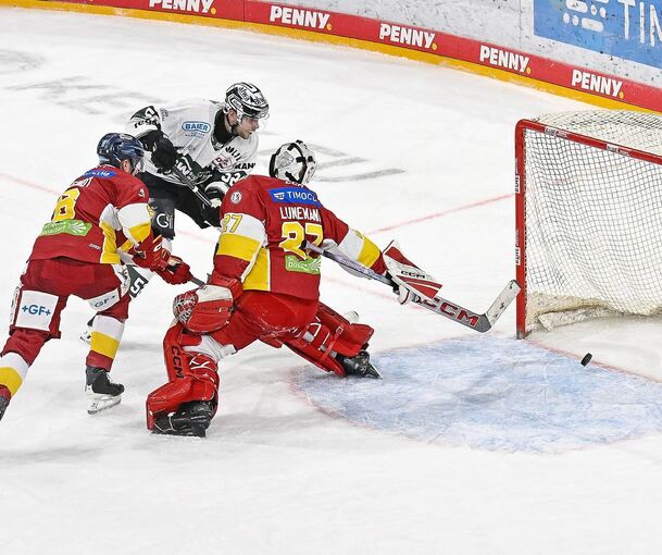 Filip Reisnecker beim 3:1, kurz vor seinem Sturzflug ins Tor.