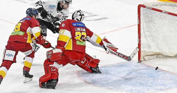 Filip Reisnecker beim 3:1, kurz vor seinem Sturzflug ins Tor.