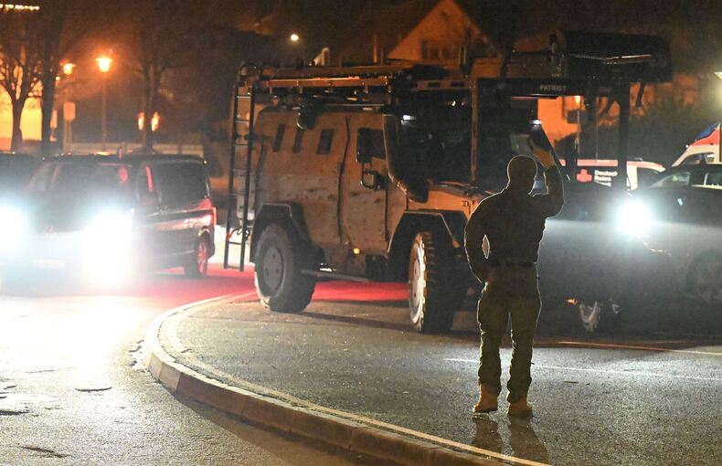 Jugendamt holt Kind mit Hilfe von Spezialkräften aus Familie Jugendamt holt Kind mit Hilfe von Spezialkräften aus Familie