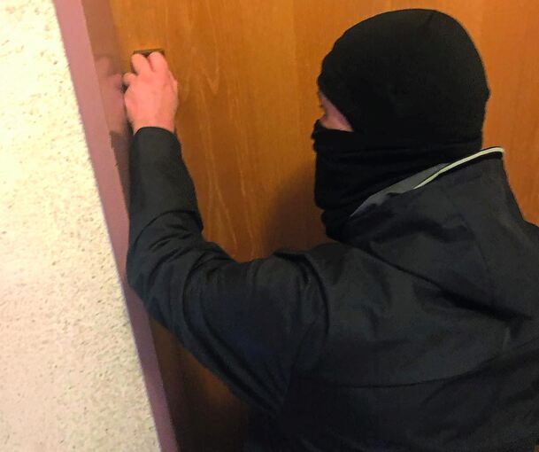 In Tamm sind am Freitagabend zwei Wohnhäuser Ziel von Einbrechern geworden. In Tamm sind am Freitagabend zwei Wohnhäuser Ziel von Einbrechern geworden.