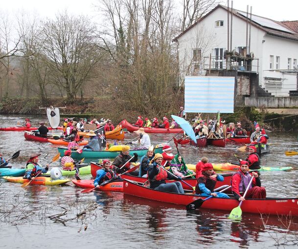 Start zur 25. Heiße-Herzen-Fahrt der Kanujugend CJD Kaltenstein in Roßwag. Die Gäste kommen in bizarren Verkleidungen.