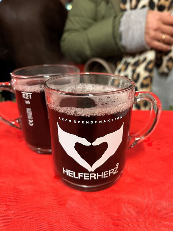 Der Erlös des Glühweinverkaufs kommt der Aktion Helferherz des Verlags Ungeheuer + Ulmer zugute.