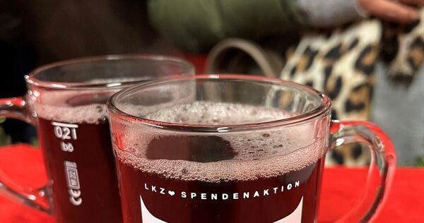 Der Erlös des Glühweinverkaufs kommt der Aktion Helferherz des Verlags Ungeheuer + Ulmer zugute.