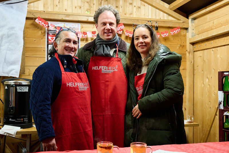 Oberbürgermeister Matthias Knecht (Mitte) mit Irina Juckenburg und Recep Cinar.