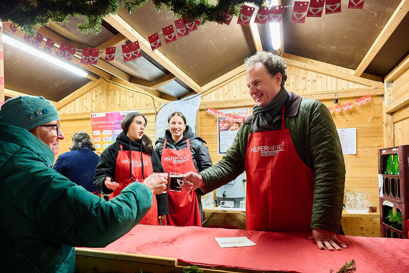 OB Knecht schenkt nicht nur Glühwein aus, sondern auch ein Lächeln.