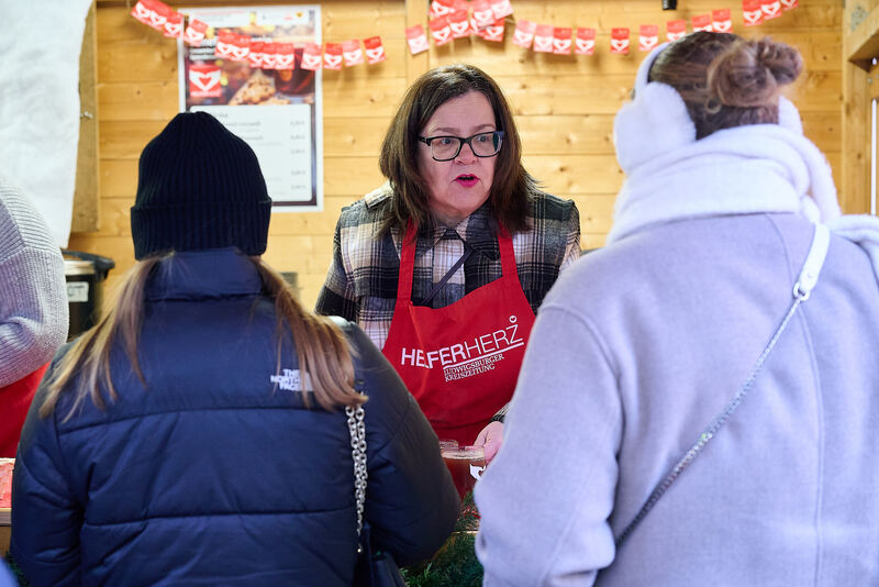 Engagiert bei der Sache ist auch Erste Bürgermeisterin Renate Schmetz.