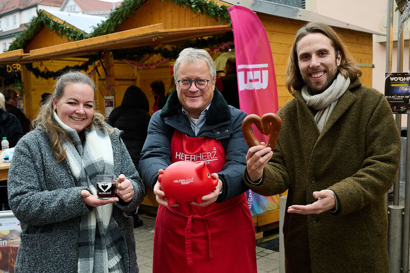 Gerhard Ulmer, Chef des Verlagshauses Ungeheuer + Ulmer, dankt den Sponsoren Jessica Faschian und Nickolas Katz.