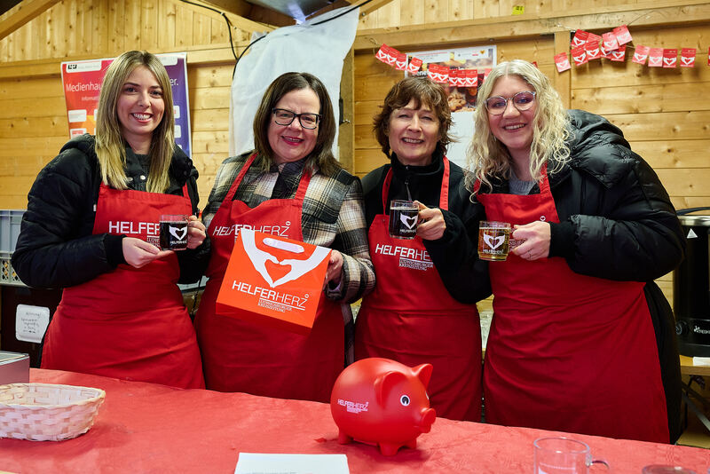 Bei den Helferinnen am LKZ-Glühweinstand herrscht gute Laune.