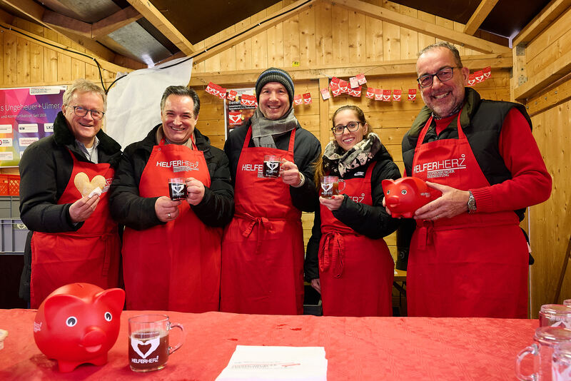 Dreamteam hinter der Theke: LKZ-Verleger Gerhard Ulmer, Stadtwerke-Chef Christian Schneider, Pressesprecher der Stadt Ludwigsburg Peter Spear, Verlagsmitarbeiterin Giulia Gatto und EX-Blüba-Chef Volker Kugel.