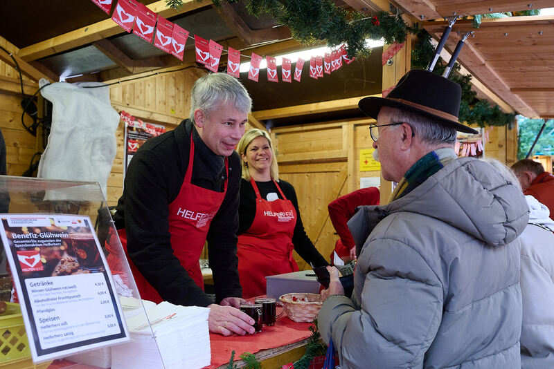 CDU-Politiker Steffen Bilger am Glühweinstand der LKZ.
