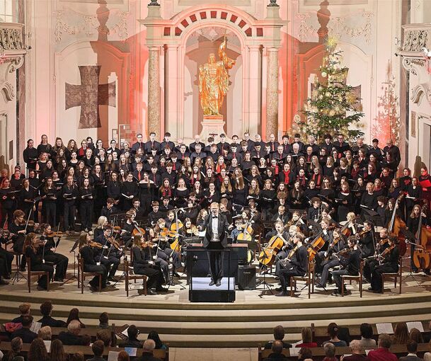 Ein prachtvoller Anblick bot sich beim Weihnachtskonzert des Goethe-Gymnasiums in der Friedenskirche.