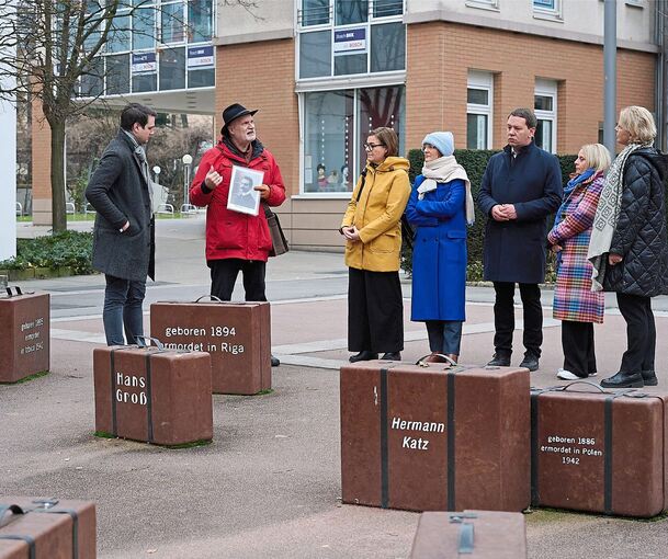 Auf dem Synagogenplatz beschäftigen sich die Besucher mit der jüdischen Geschichte in Ludwigsburg. Das Bild zeigt (von links) Lars Schweizer, Jochen Faber, Silke Gericke, Franziska Brantner, Oliver Hildenbrand, Meike Günter und Katja Fischer.