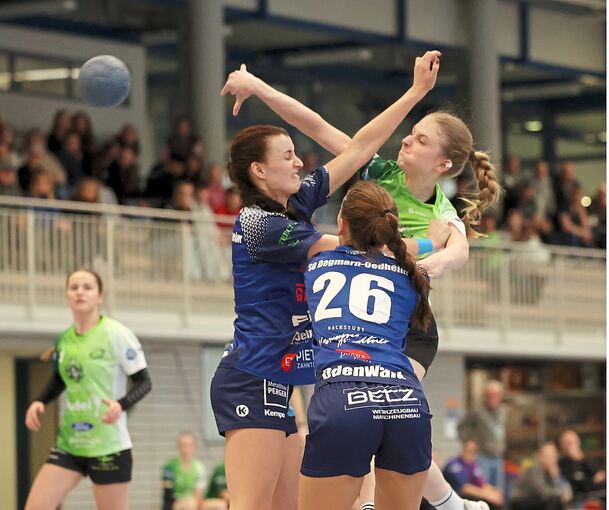 Ausnahmespielerin Lena Halupka (links) geht gemeinsam mit Maria Odenwald (Mitte) gegen Strohgäus Jule Hesser rabiat zur Sache.