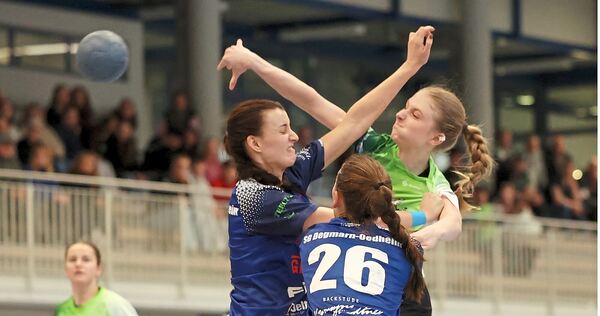 Ausnahmespielerin Lena Halupka (links) geht gemeinsam mit Maria Odenwald (Mitte) gegen Strohgäus Jule Hesser rabiat zur Sache.