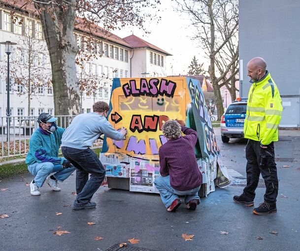 Graffiti-Künstler bei der Gestaltung des Enforcement Trailers, rechts Steffen Felbecker von der Technischen Verkehrsüberwachung. Graffiti-Künstler bei der Gestaltung des Enforcement Trailers, rechts Steffen Felbecker von der Technischen Verkehrsüberwachung.