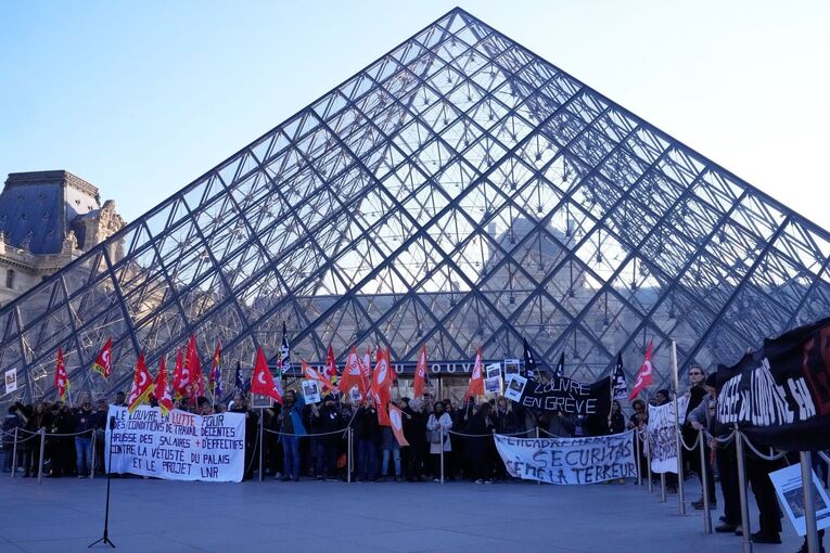 Mitarbeiter des Louvre streiken Mitarbeiter des Louvre streiken