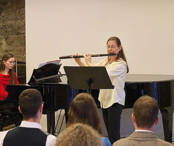 Ulrike Baral-Firnau (rechts) und Tochter Valerie Baral tragen zwei Stücke von Theodor Blumer vor.