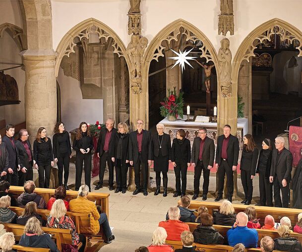 Die Zuschauer lassen sich von „Zwölfklang“ verzaubern.