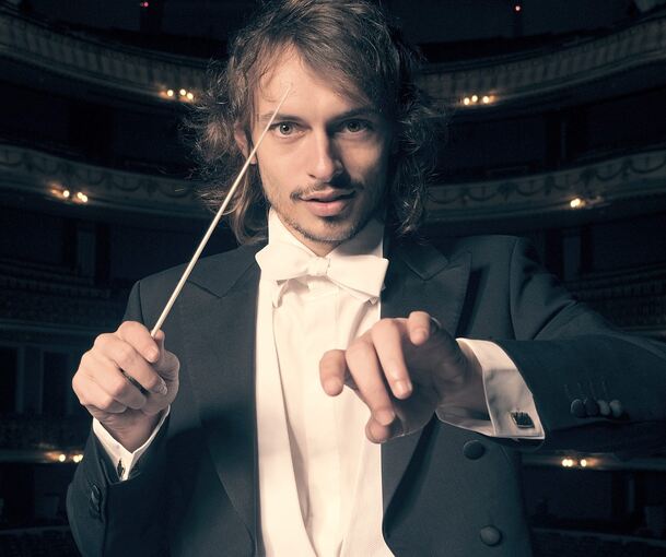 Versiert im ungeheuer farbigen Klang: Eduardo Strauser dirigiert die Stuttgarter Philharmoniker.