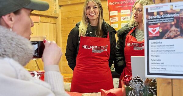 Verkauf-von-Gl-hwein-und-Punsch-f-llt-das-Helferherz-Konto