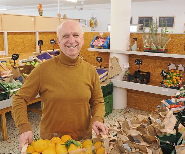 Stylianos Papadopoulos in seinem Geschäft: Der Inhaber blickt zufrieden auf die ersten Wochen zurück.